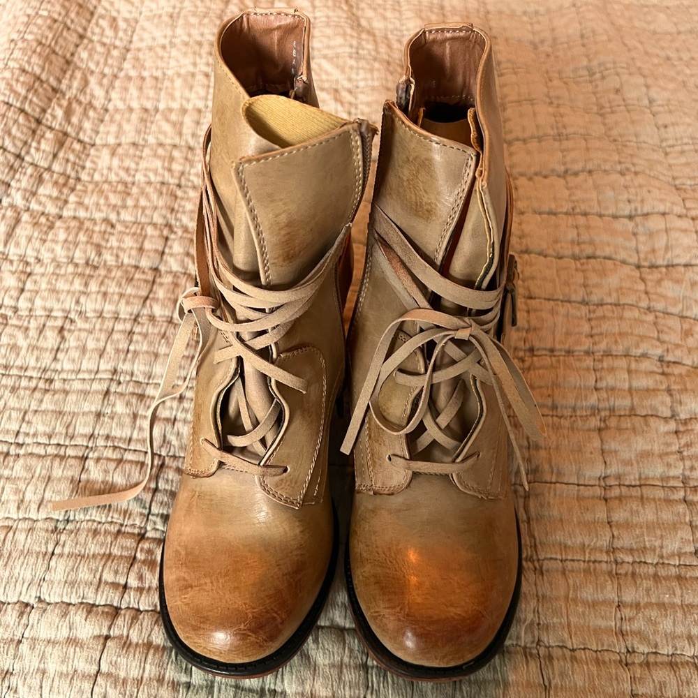 Women’s tan boots